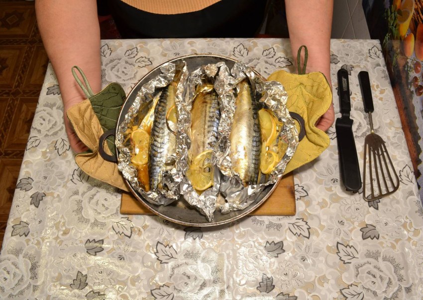 Скумбрия запеченная в духовке с лимоном