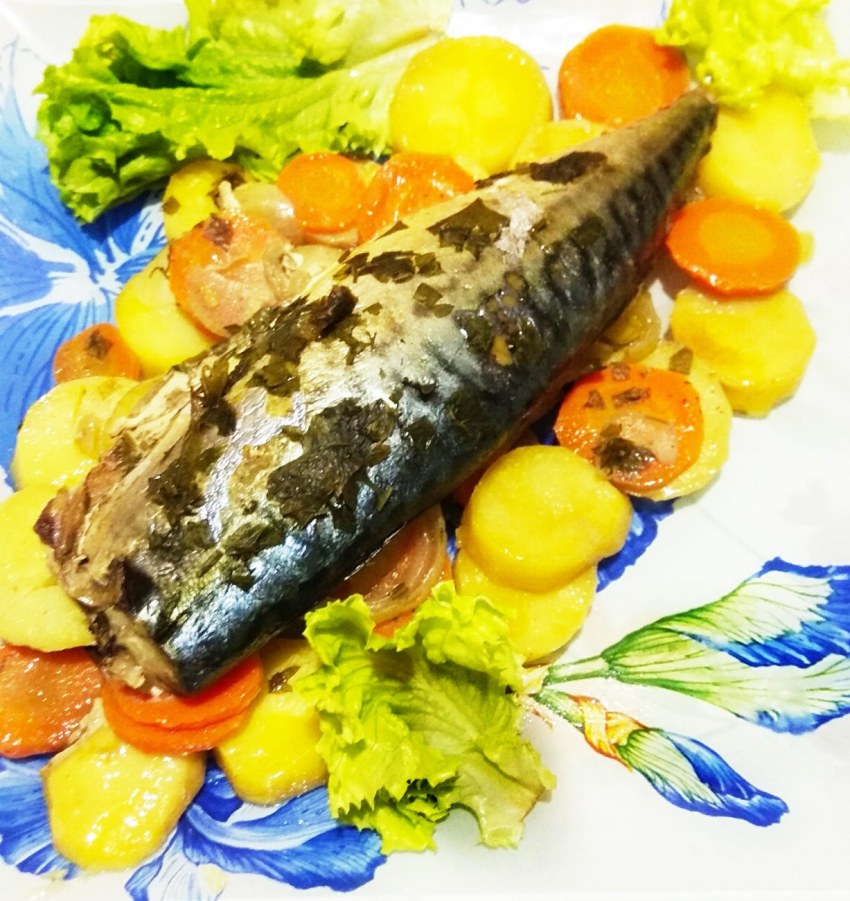Скумбрия нашпигованная овощами в духовке