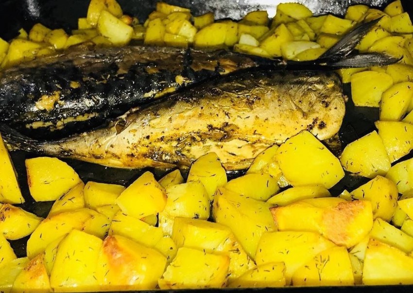 Печеная скумбрия с картошкой