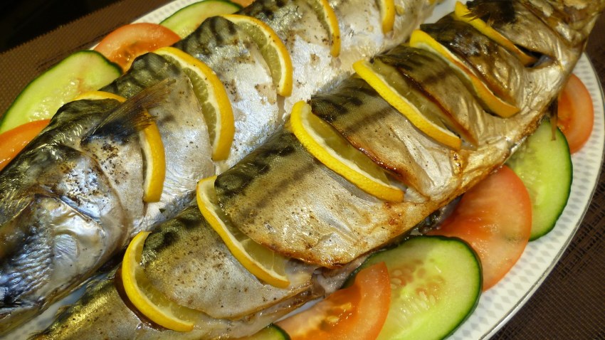 Скумбрия запеченная с лимоном и луком в духовке