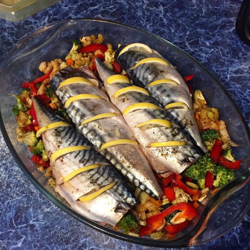 Скумбрия в духовке с оливками
