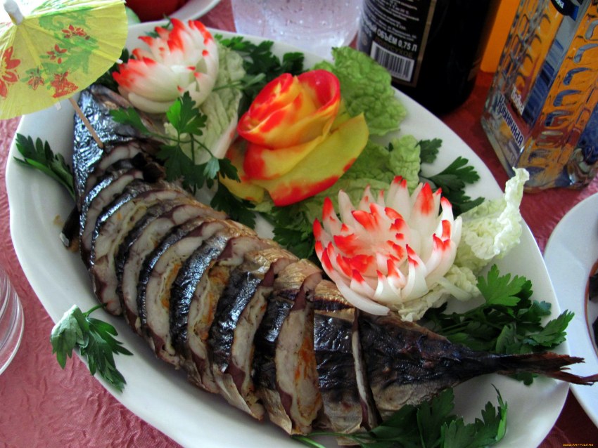 Скумбрия в духовке с морковью и луком