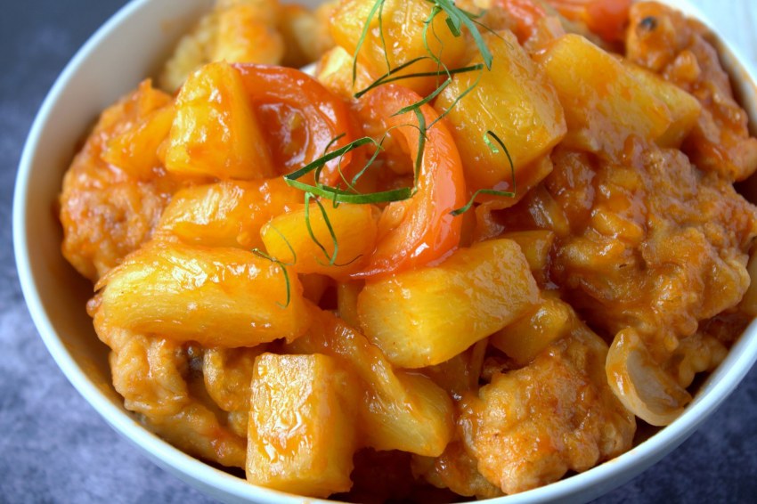 Свинина тушеная с ананасами