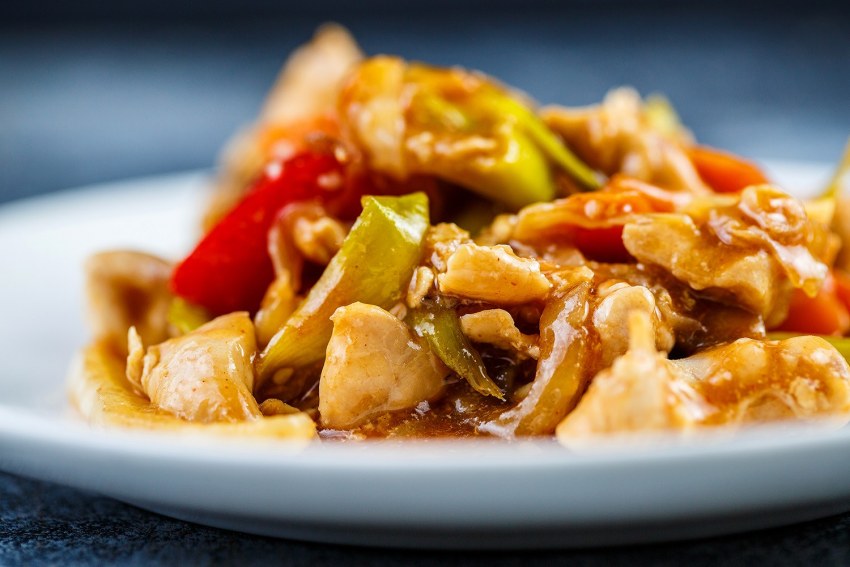 Курица в кисло-сладком соусе с ананасами