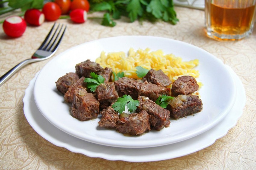 Кусочки ананаса на свинине