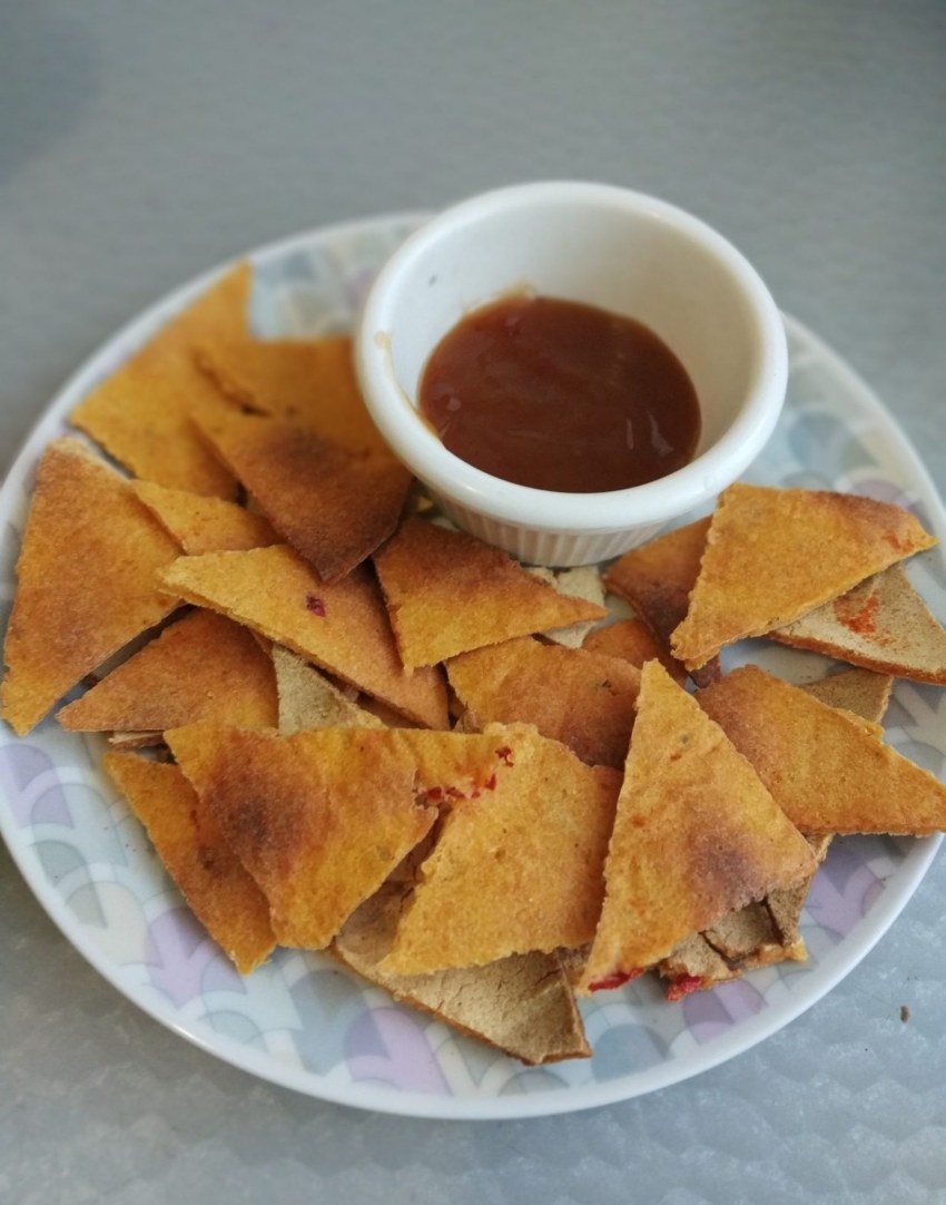 Мексиканские чипсы начос с соусом