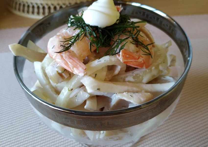 Салат с кальмарами и овощами