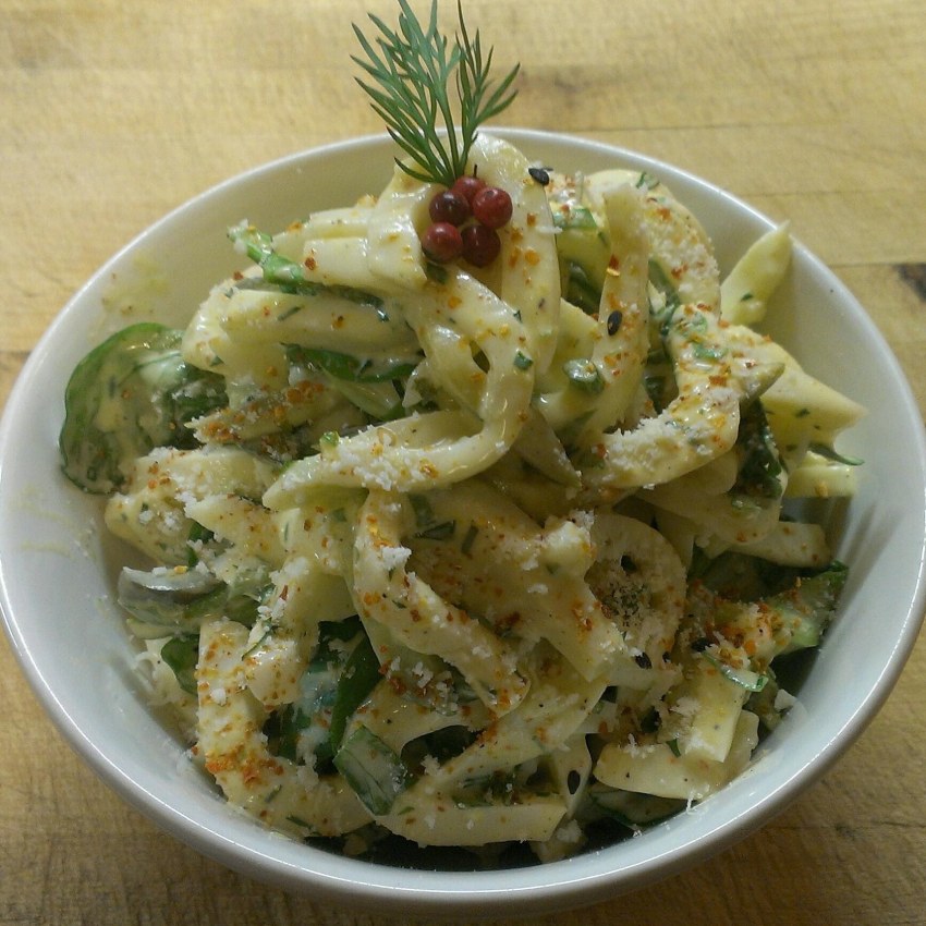 Салат с кальмаром и огурцом