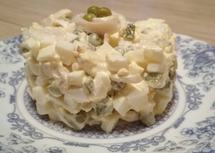 Салат с кальмарами и жареным луком