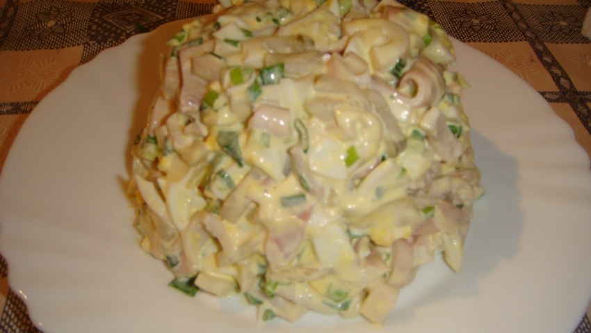 Салат с кальмарами и кукурузой