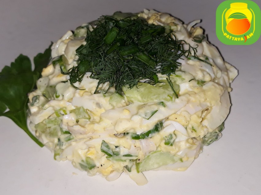 Салат с кальмарами и яйцом и кукурузой