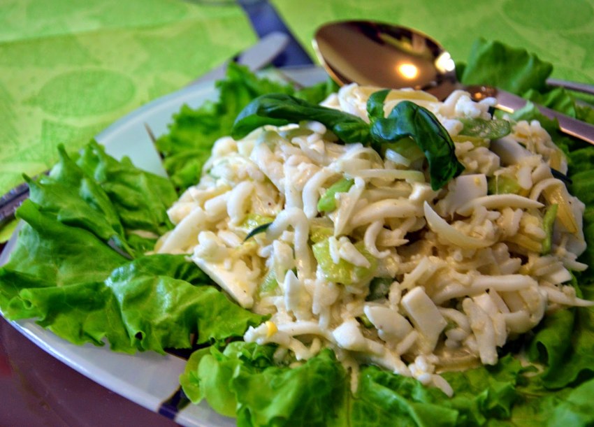 Салат с кальмаром и огурцом