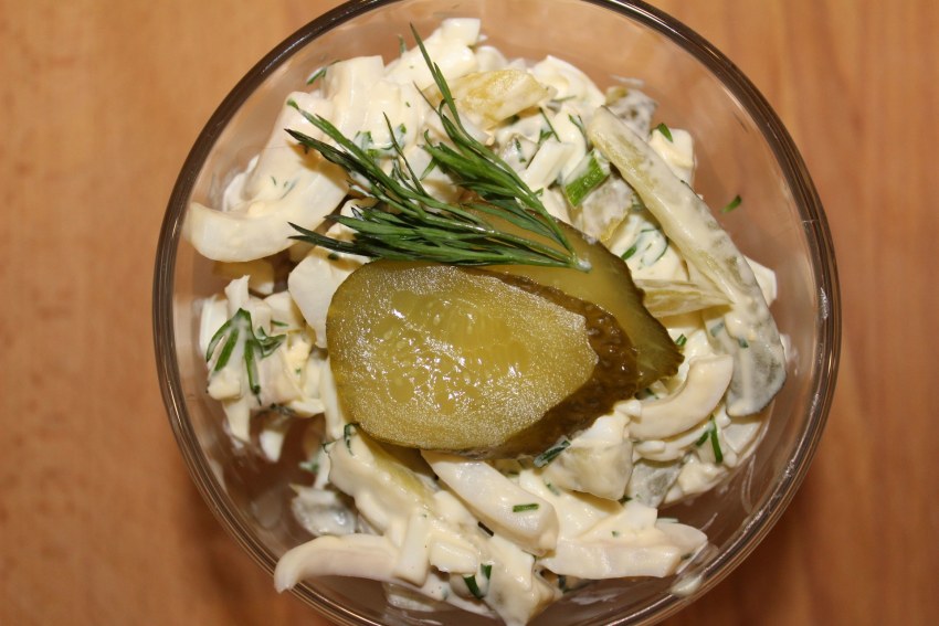 Кальмаровый салат с огурцом