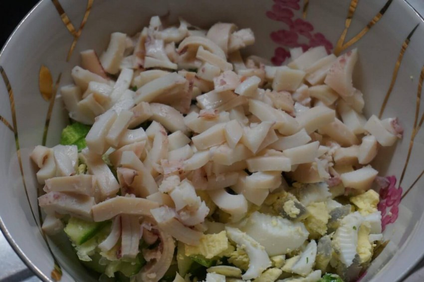 Салат с кальмарами и горошком