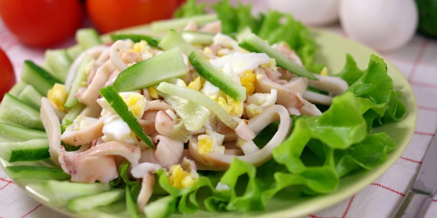 Салат с кальмарами и айсбергом