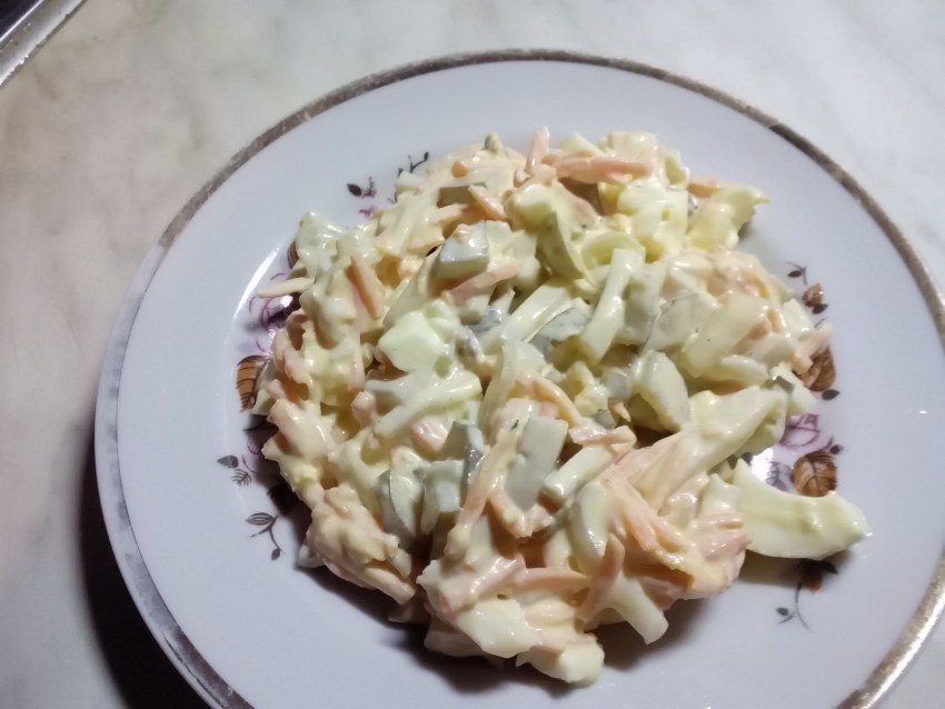 Салат из жареных кальмаров