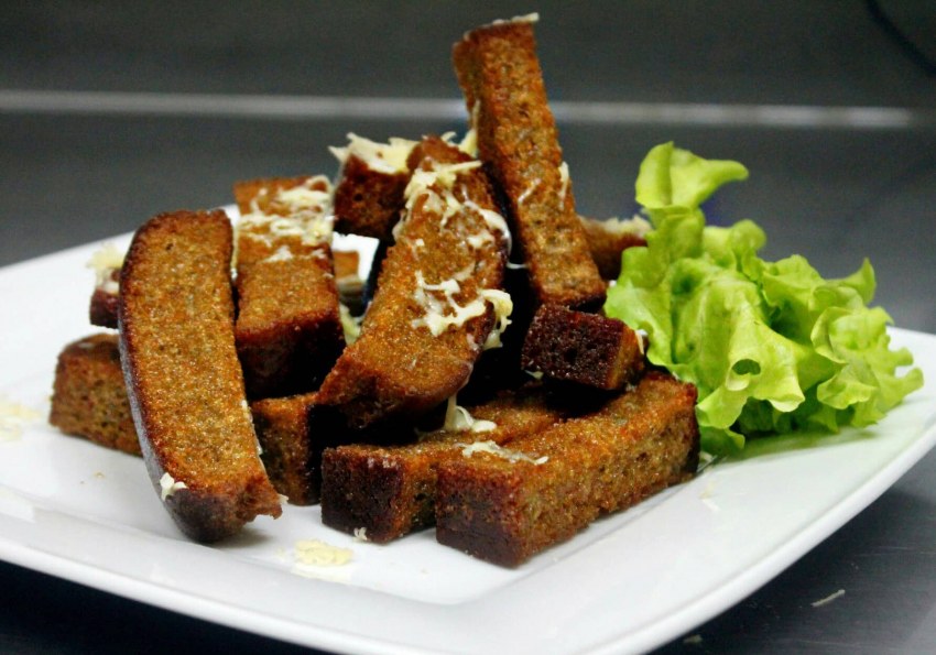 Гренки с чесноком и сыром