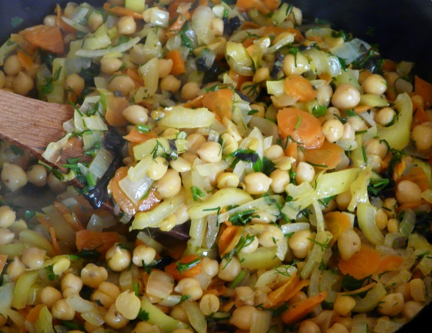 Салат с нутом и курицей