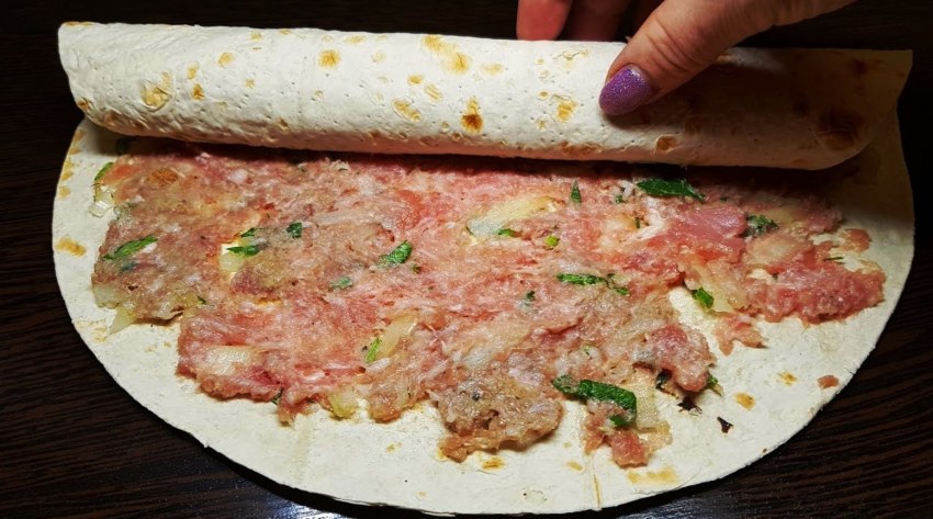 Мясной рулет в лаваше из фарша