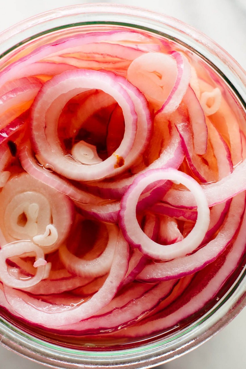 Маринованный лук в уксусе