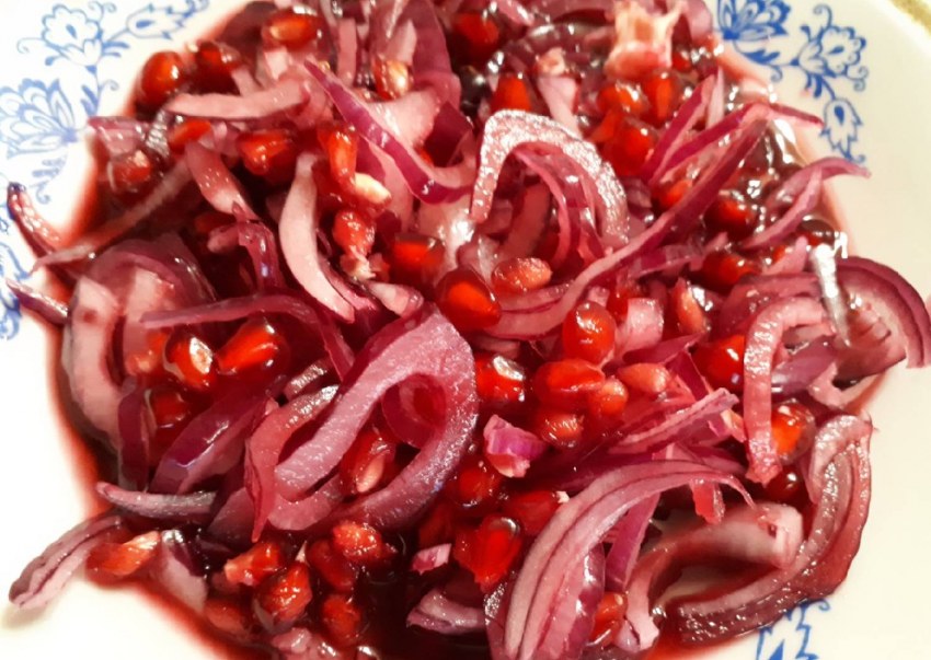 Шашлык с маринованным луком