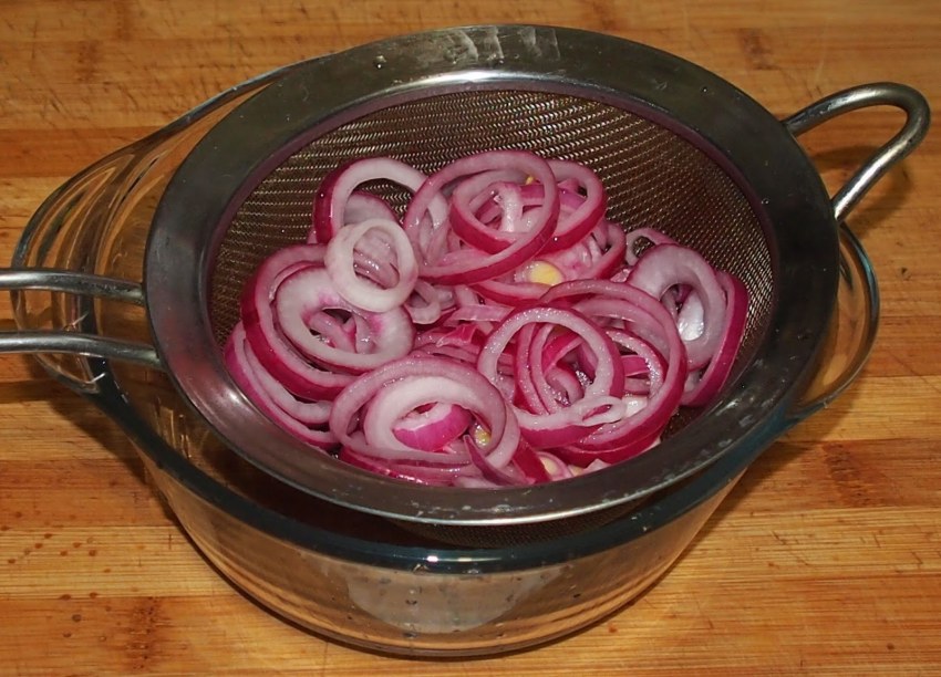 Маринованный красный лук быстрого приготовления