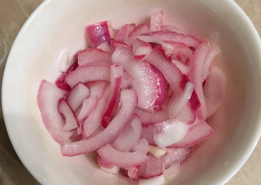 Маринованный лук головками