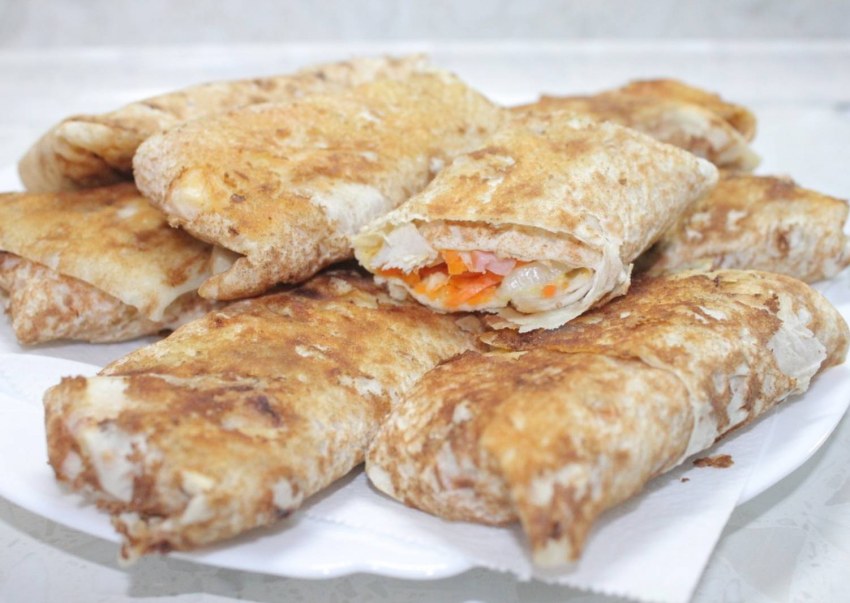 Конвертики из лаваша с сыром и колбасой