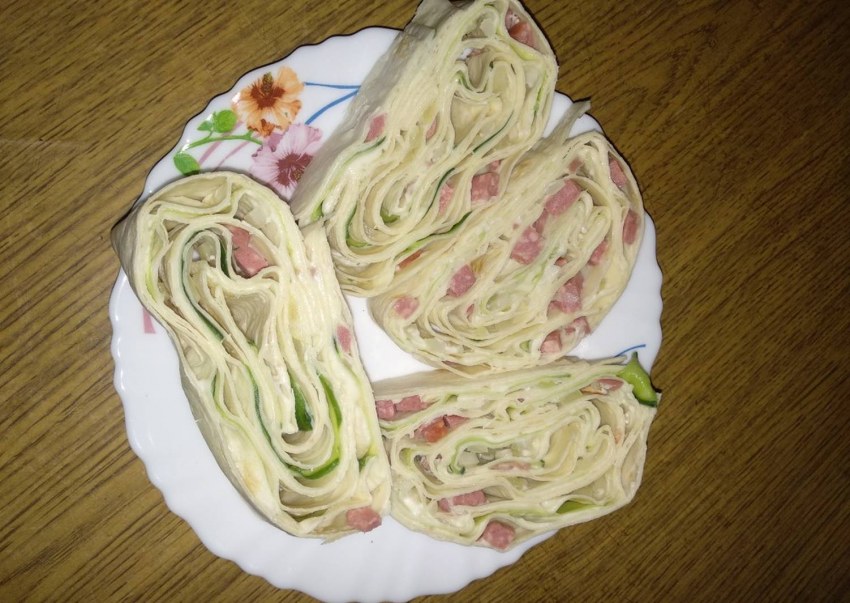 Рулет из лаваша с ветчиной и сыром