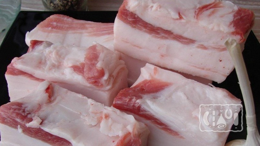 Сало соленое с чесноком и перцем