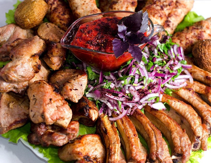 Шашлык ассорти (баранина, свинина, курица, люля-кебаб).