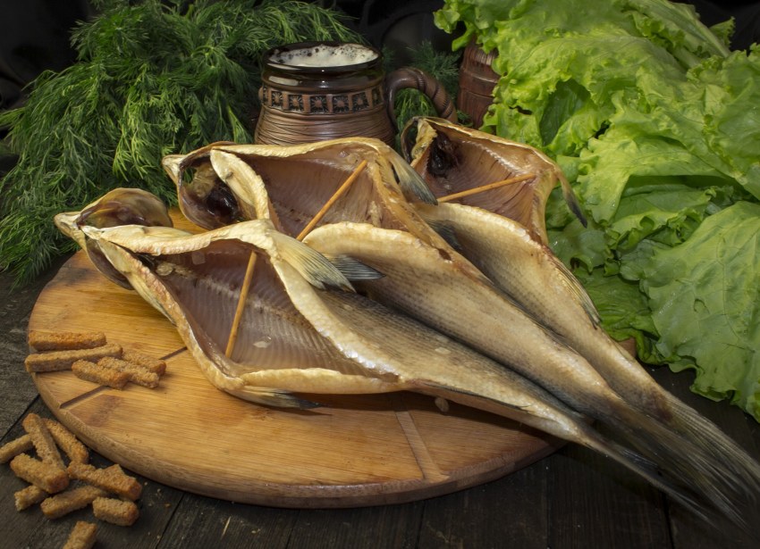 Скумбрия копченая с головой