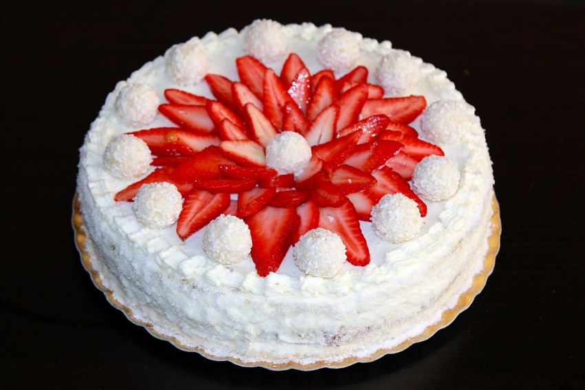 Украсить торт рафаэлками