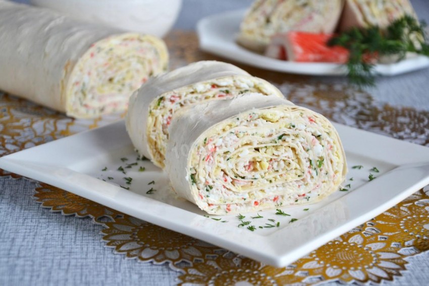 Рулетики из лаваша с крабовыми палочками и сыром и яйцом