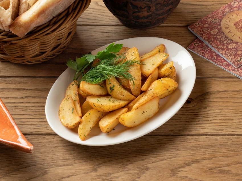 Картофельные дольки в духовке по деревенски