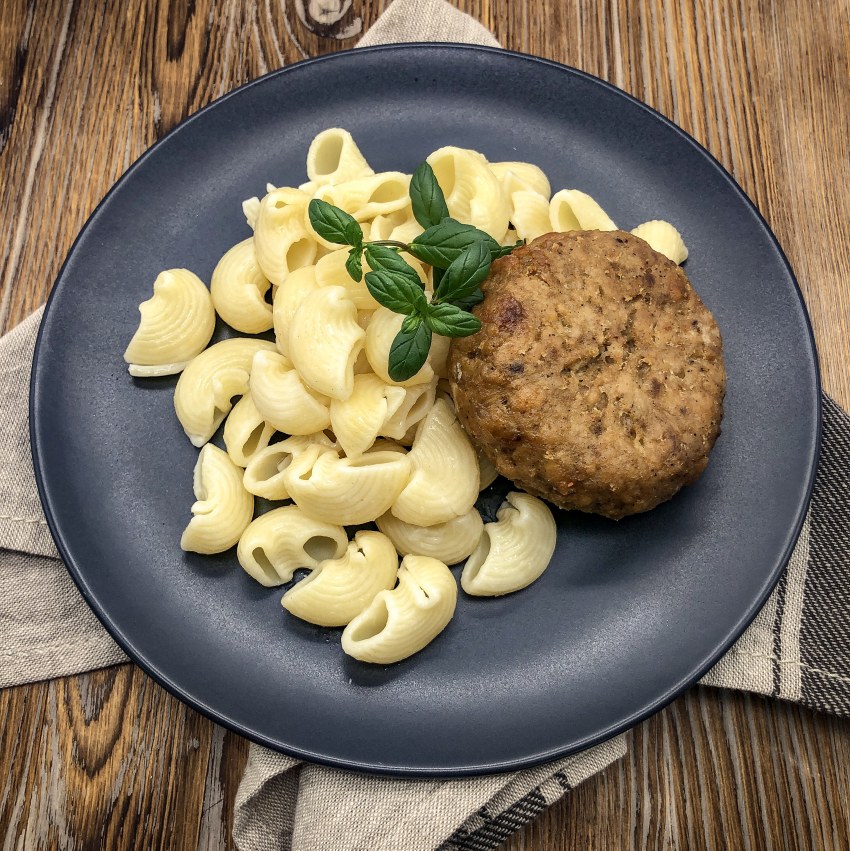 Шницель с макаронами