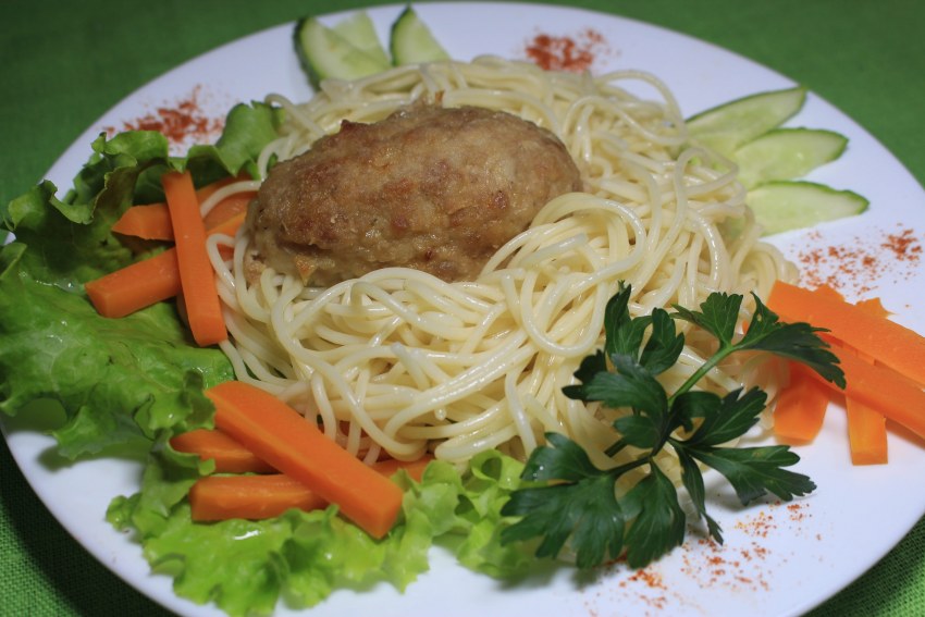 Котлеты с макаронами и подливкой