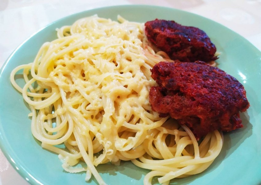 Макароны с котлетой