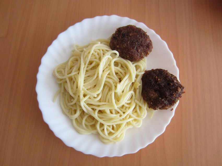 Макароны с котлетой