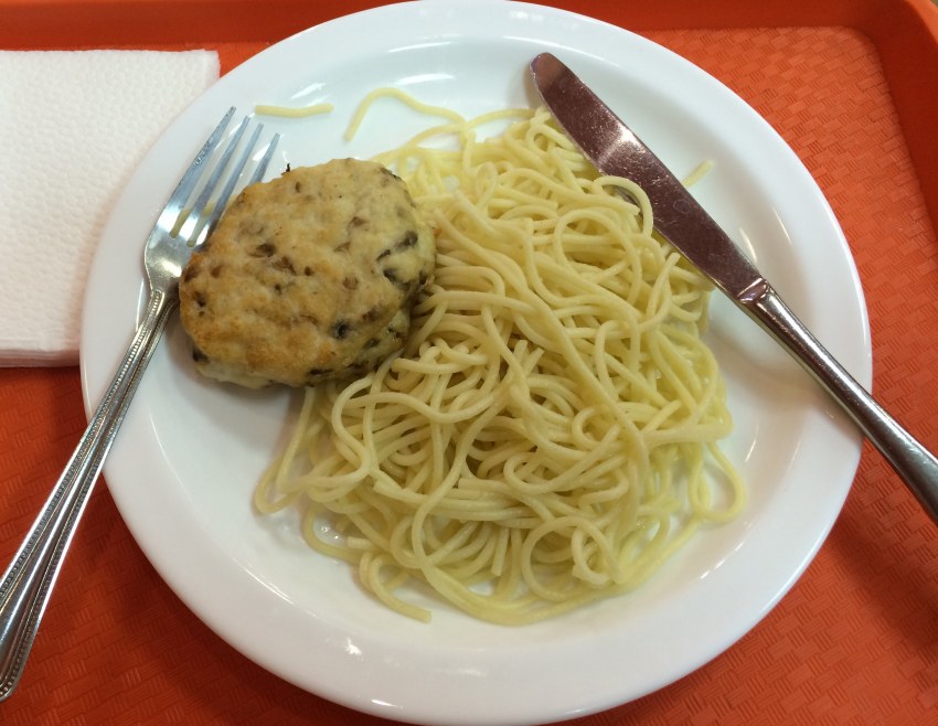Макароны с котлетой