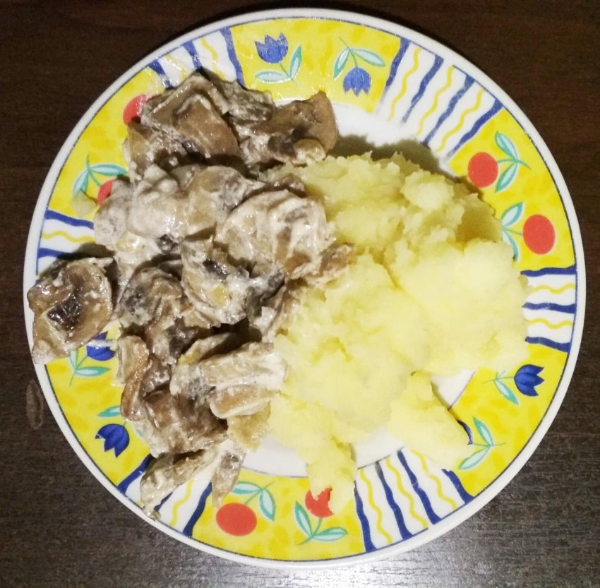 Жареные шампиньоны с луком и сметаной