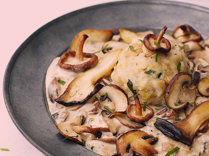 Мясо тушеное с грибами в сметане