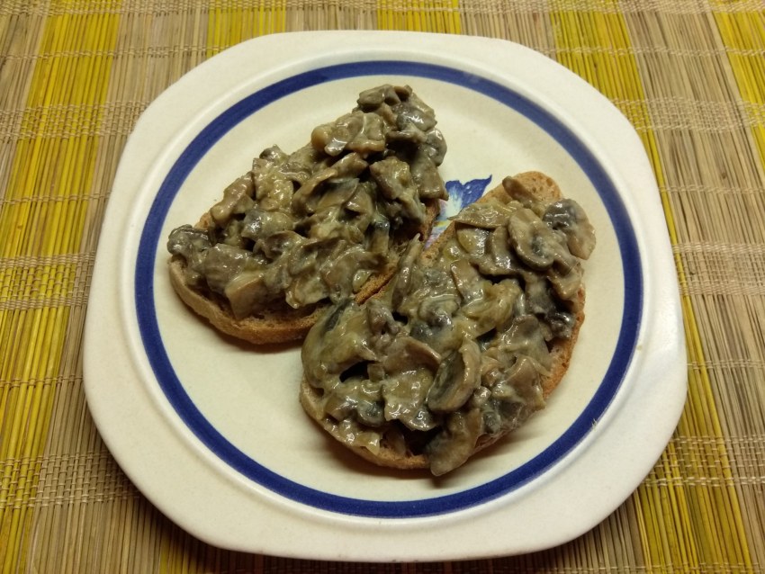Сваренные грибы с луком и сметаной