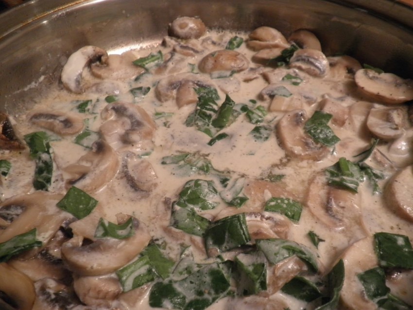 Картофель запеченный в сметанном соусе с грибами и луком