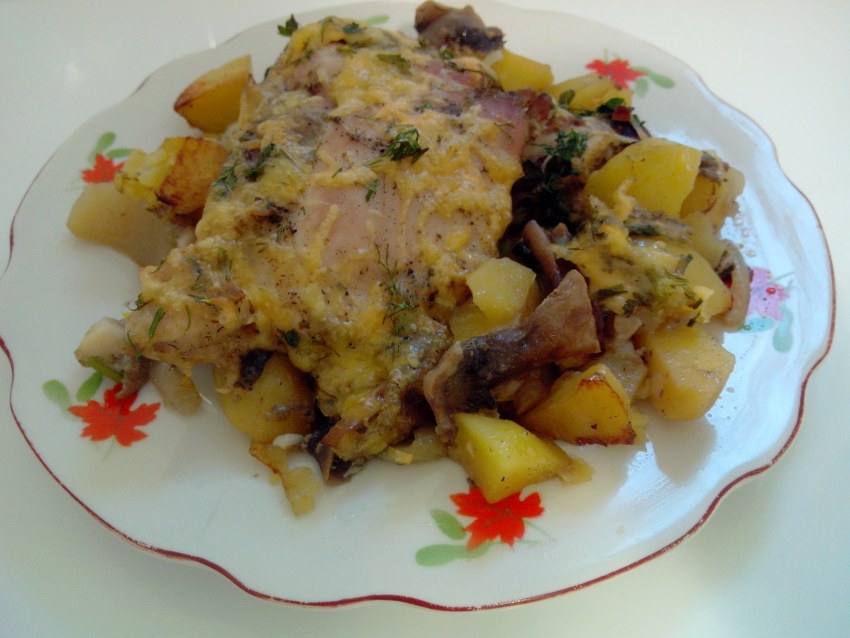Картофель запеченный с окороком и грибами