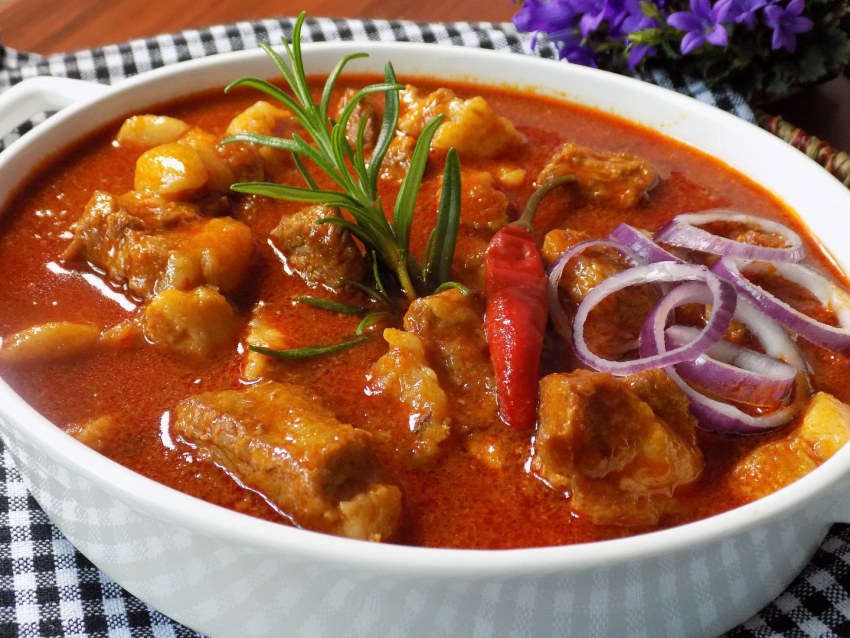 Тушеная курица со сладким перцем