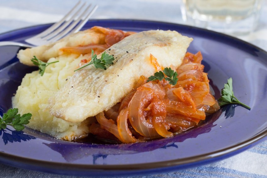 Салат с минтаем морковью и луком