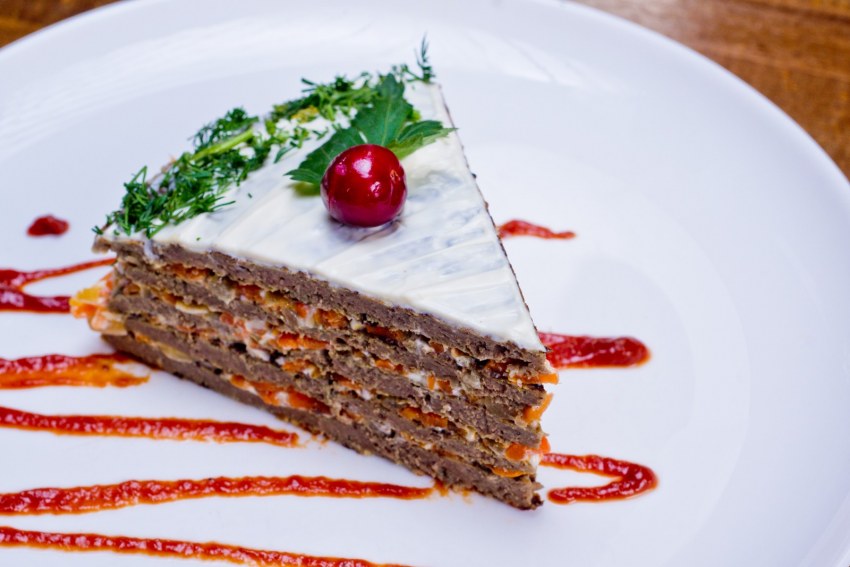 Печеночные блины с жареным луком и морковью