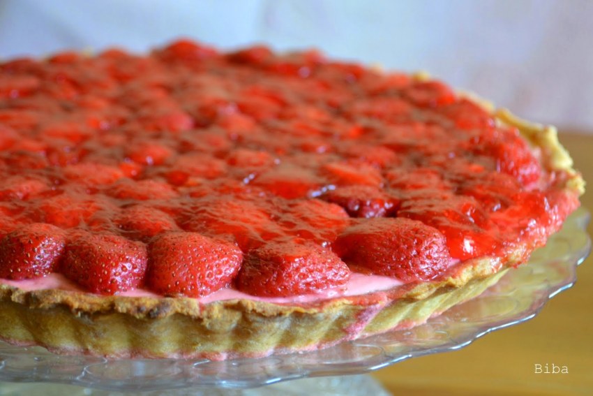 Шарлотка с клубникой