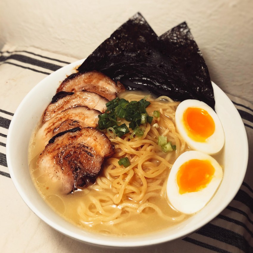 Рамен с беконом и яйцом